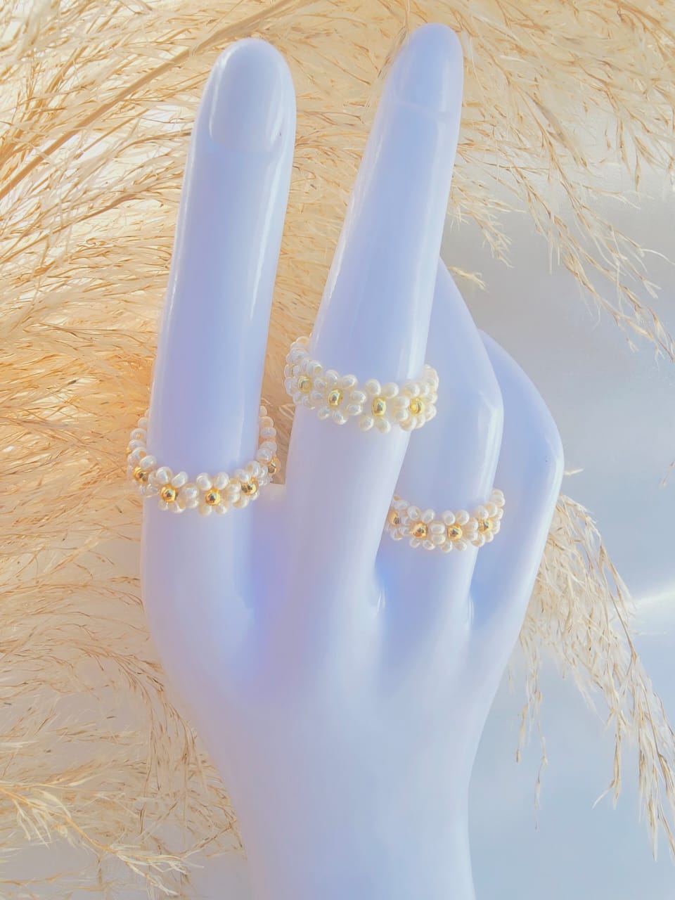 Anillo tejido en mostacillas