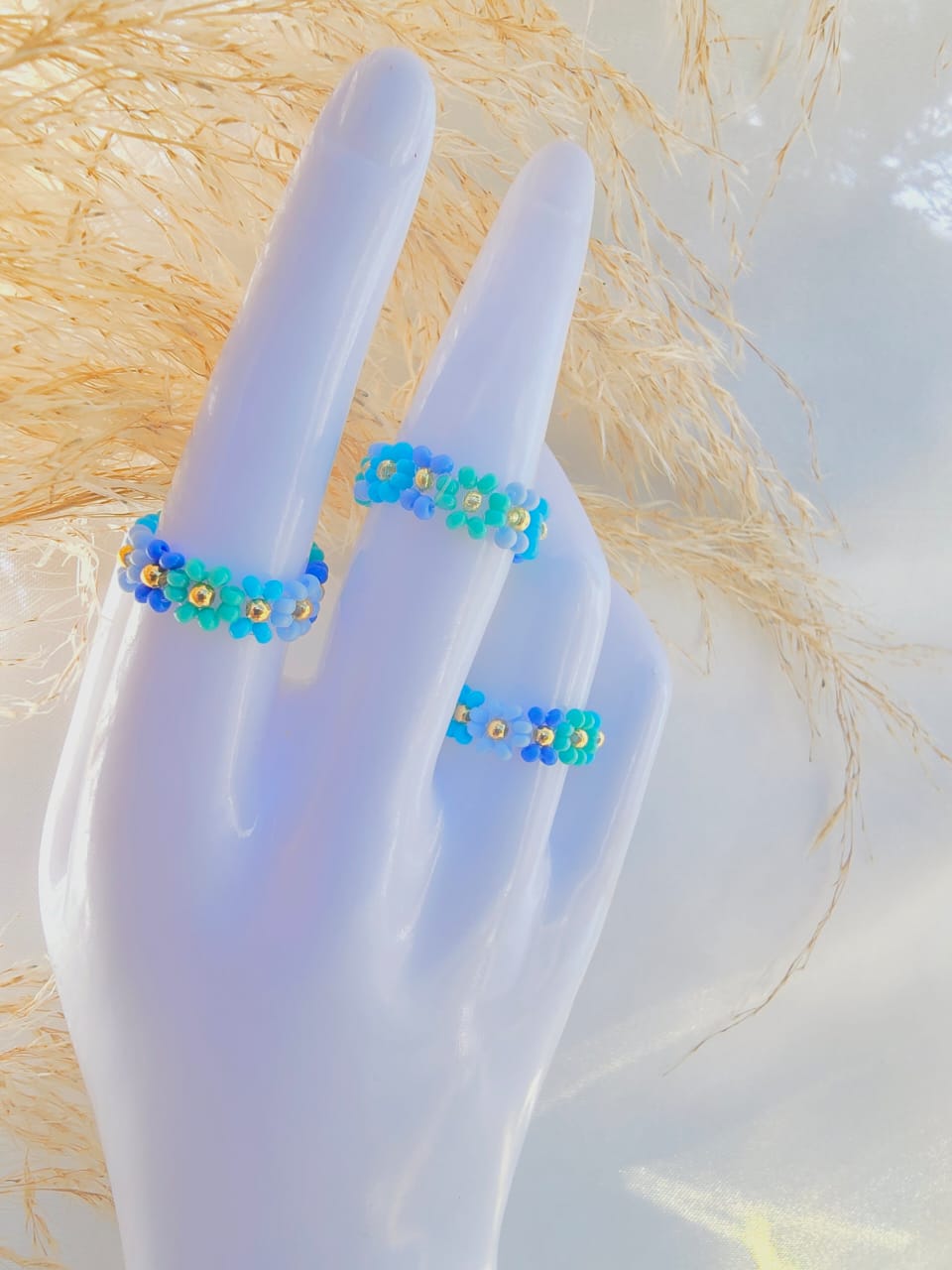 Anillo tejido en mostacillas