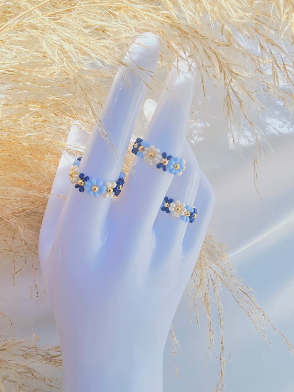 Anillo tejido en mostacillas