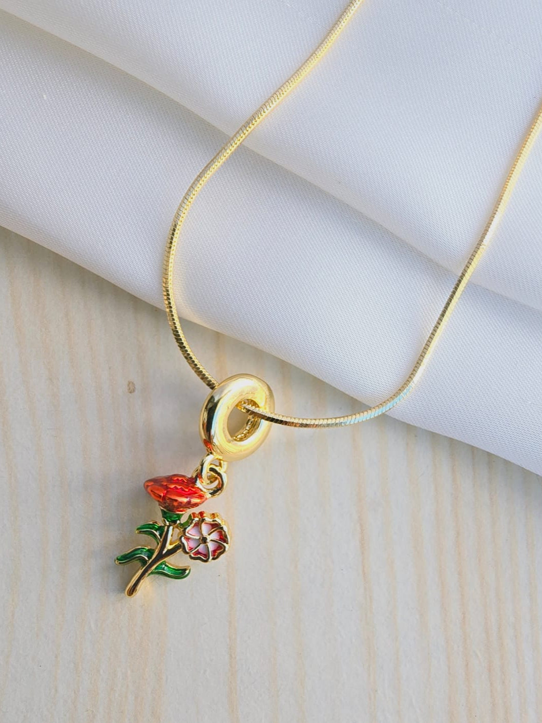 Cadena con charms de rosa
