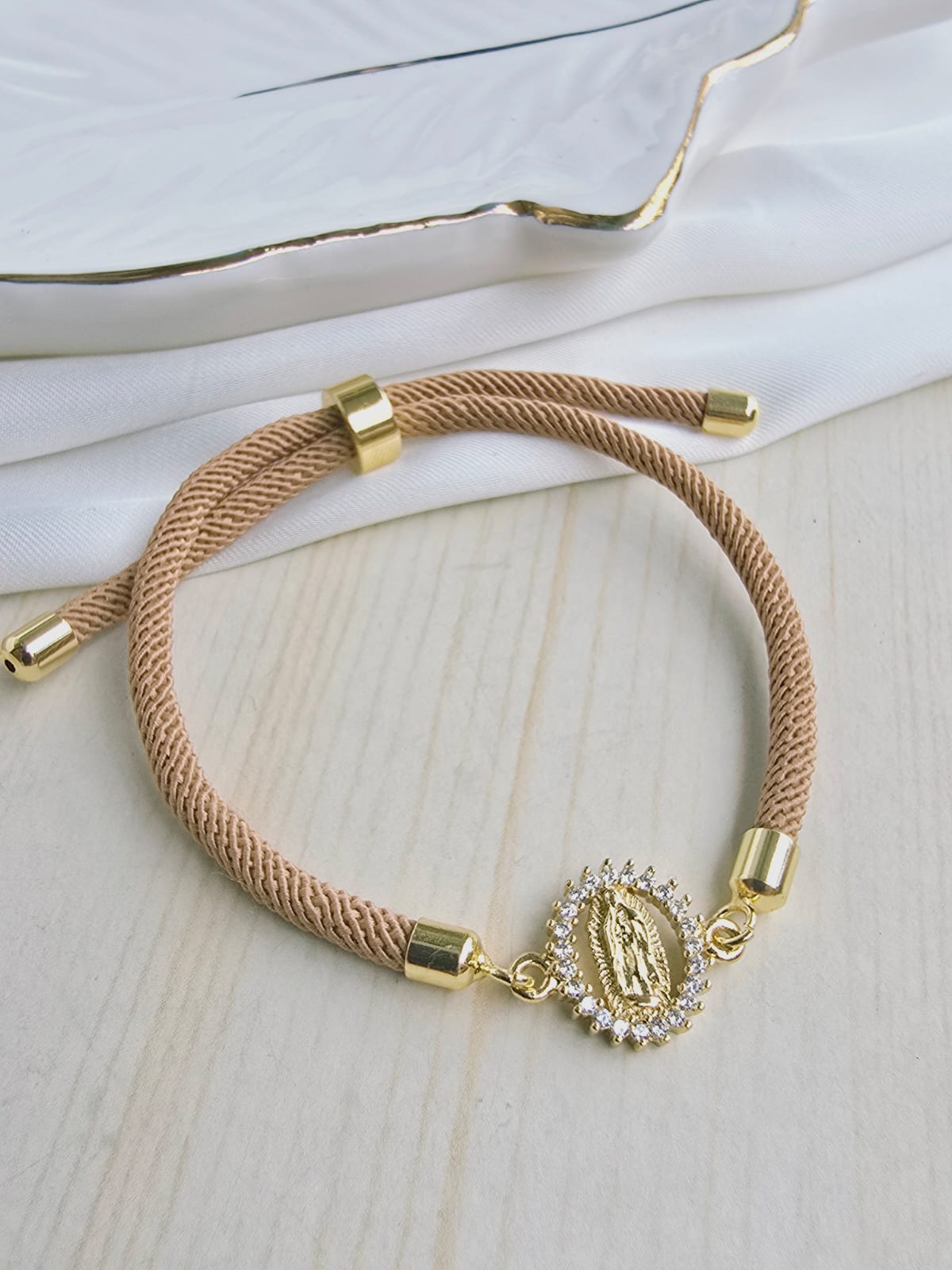 Pulsera cordón con dije en rodio y circones