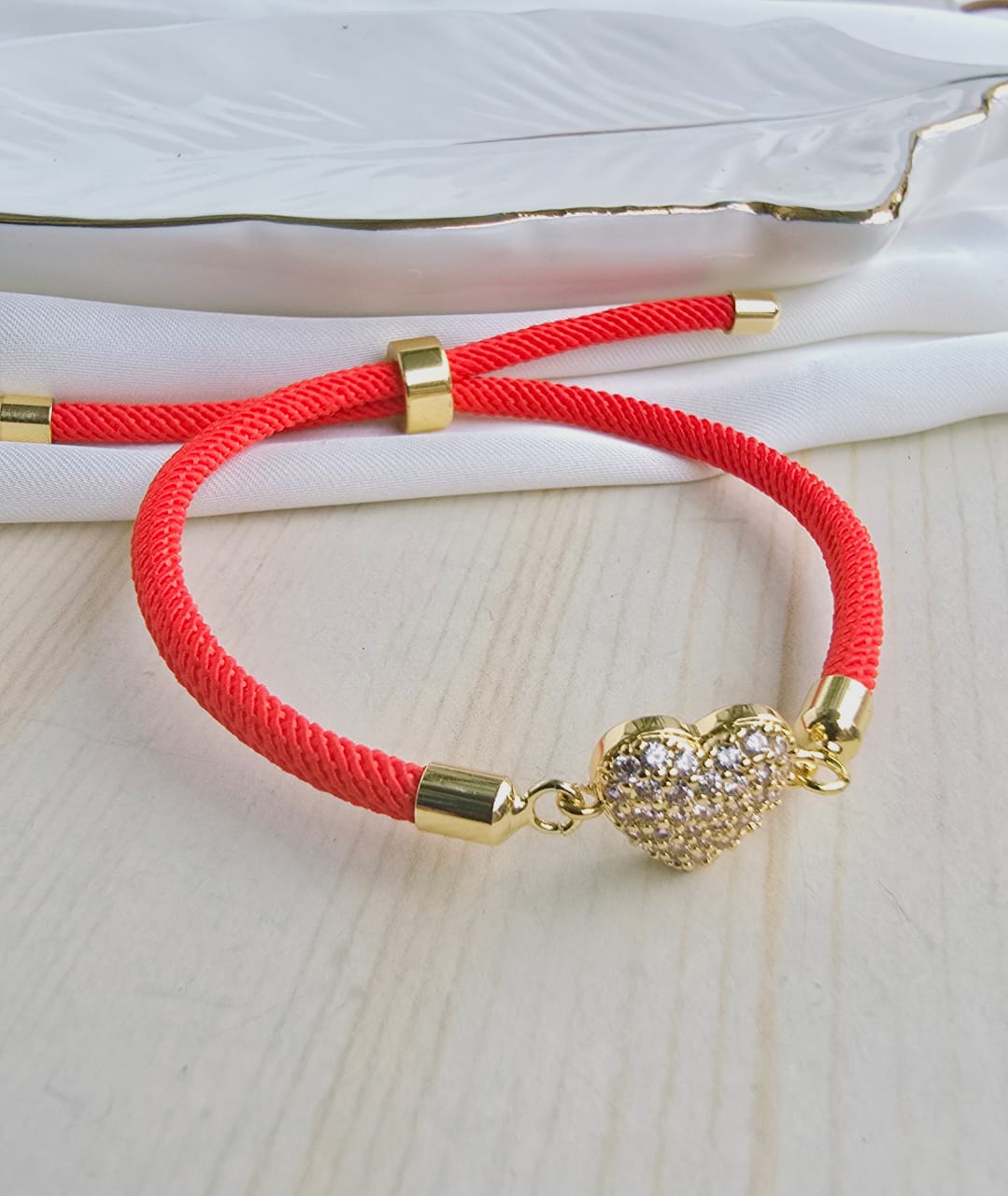 Pulsera cordón con dije en rodio y circones