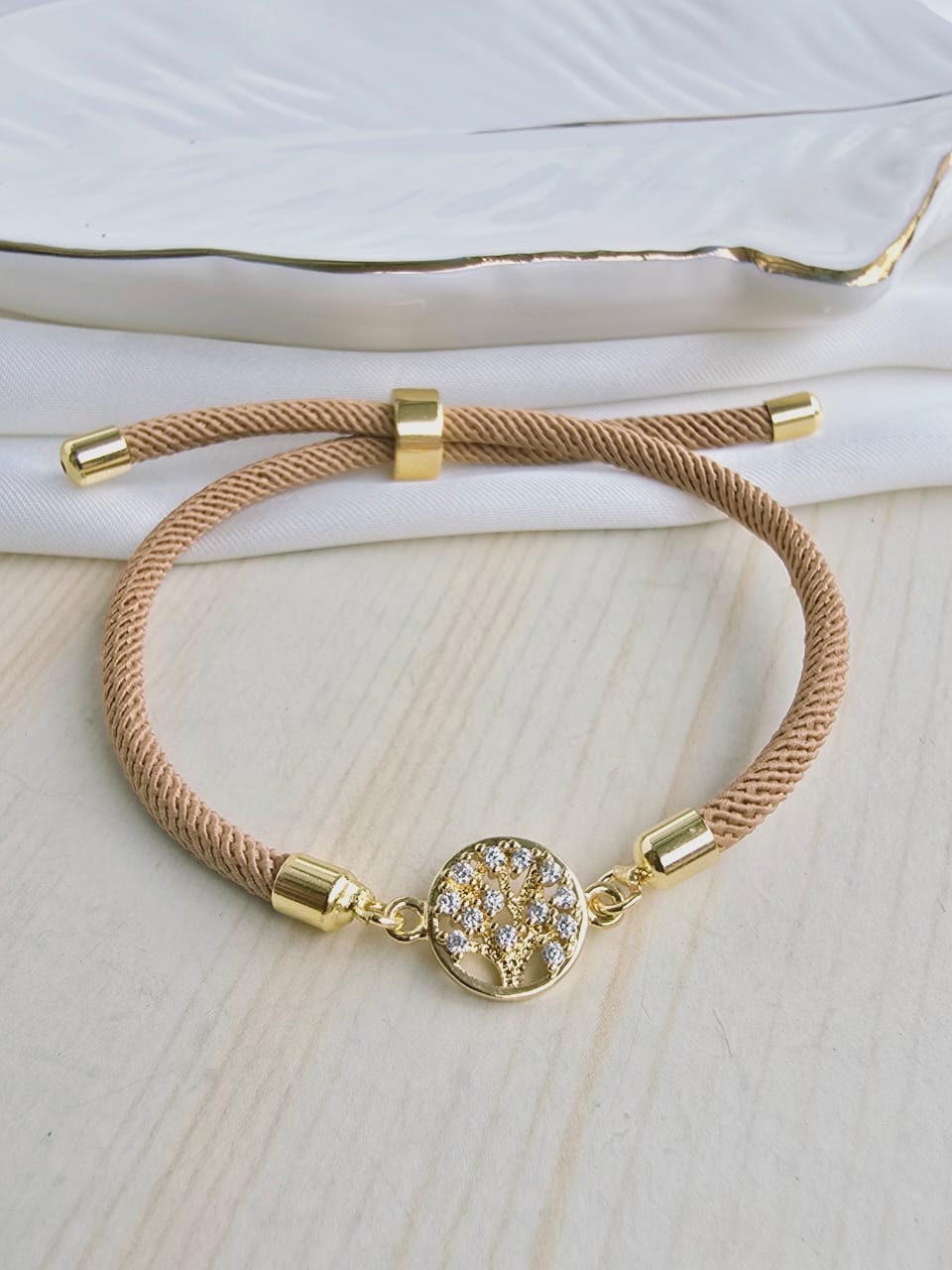 Pulsera cordón con dije en rodio y circones