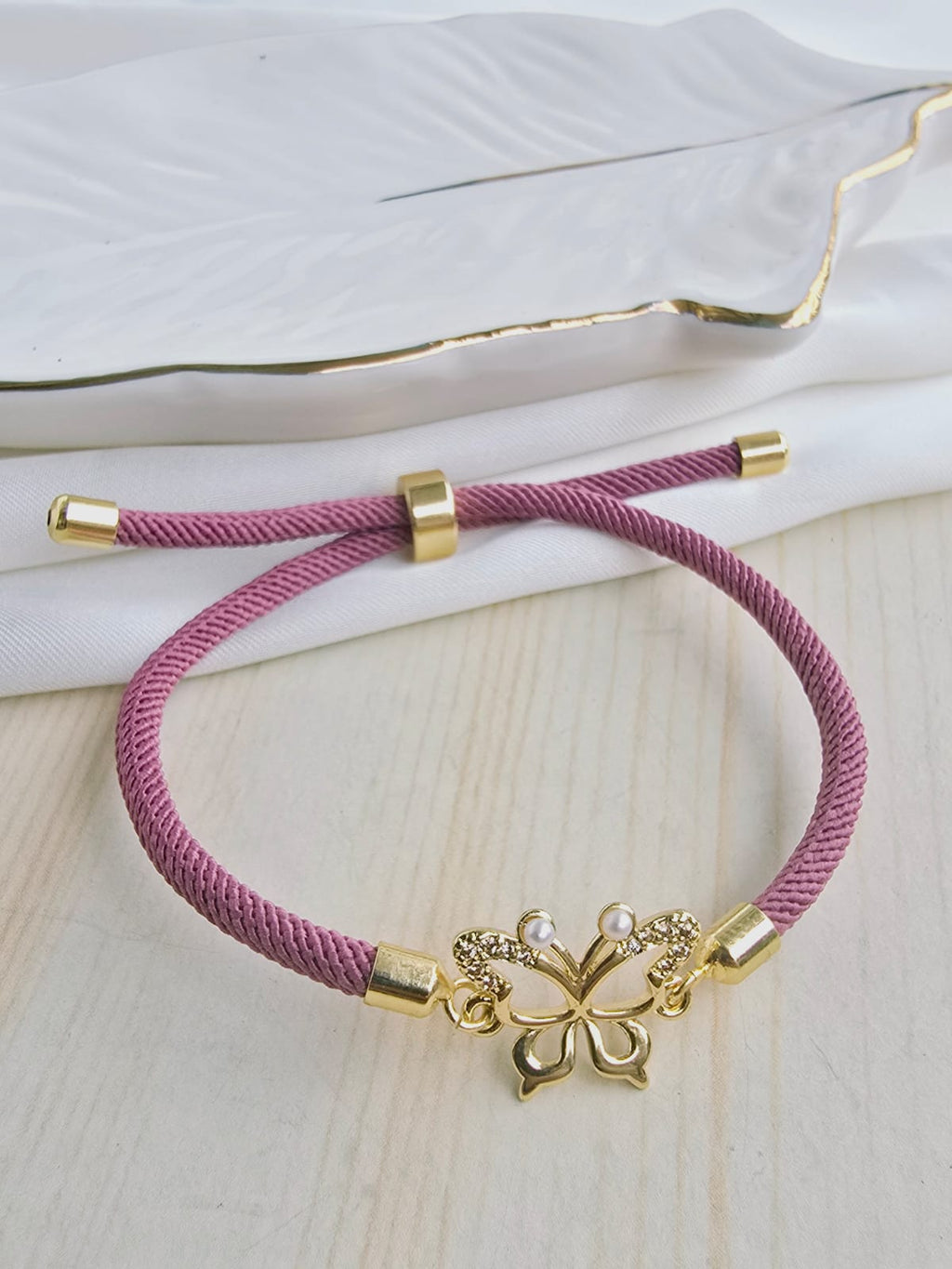 Pulsera cordón con dije en rodio y circones