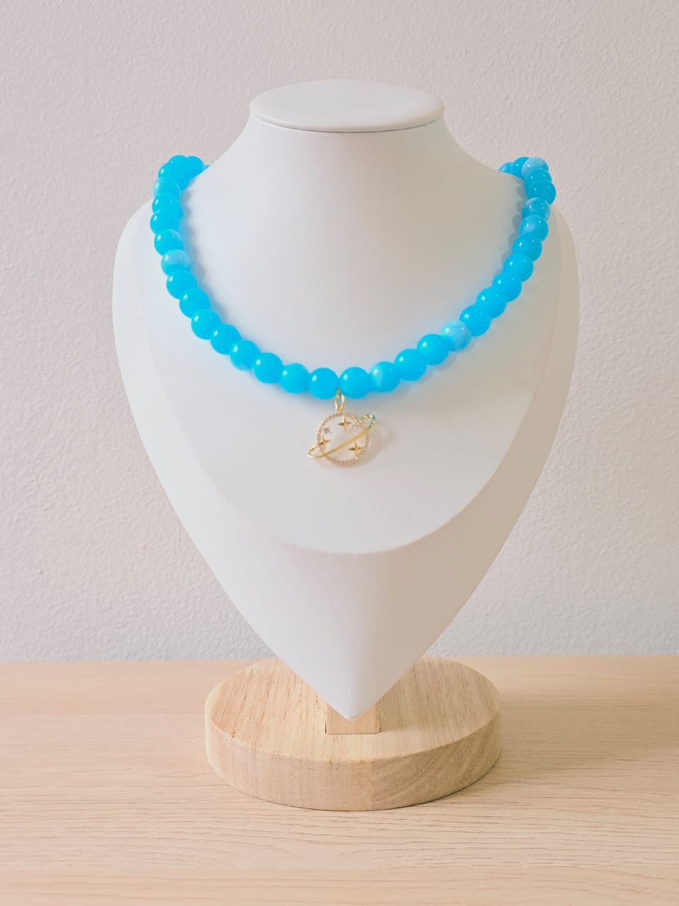 Gargantillas de perlas con dijes