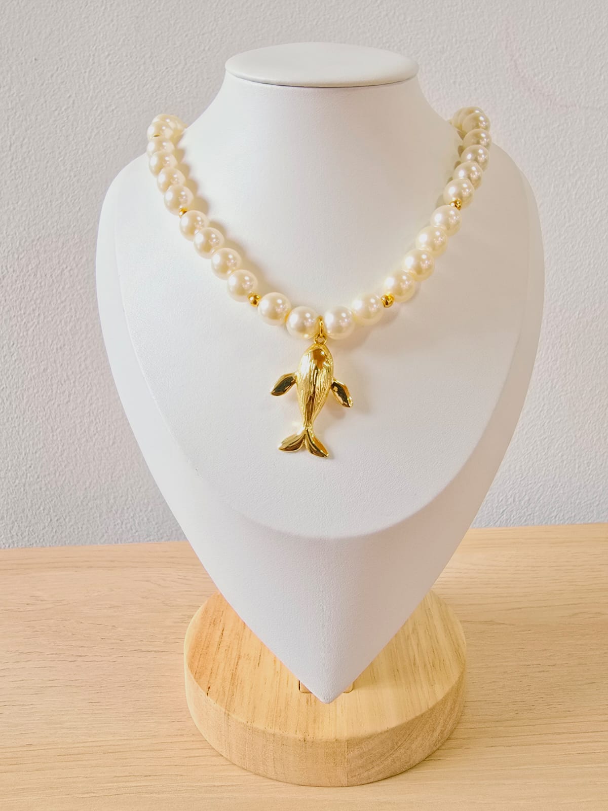 Gargantilla con perlas y dije