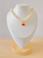 Gargantilla con perlas y dije