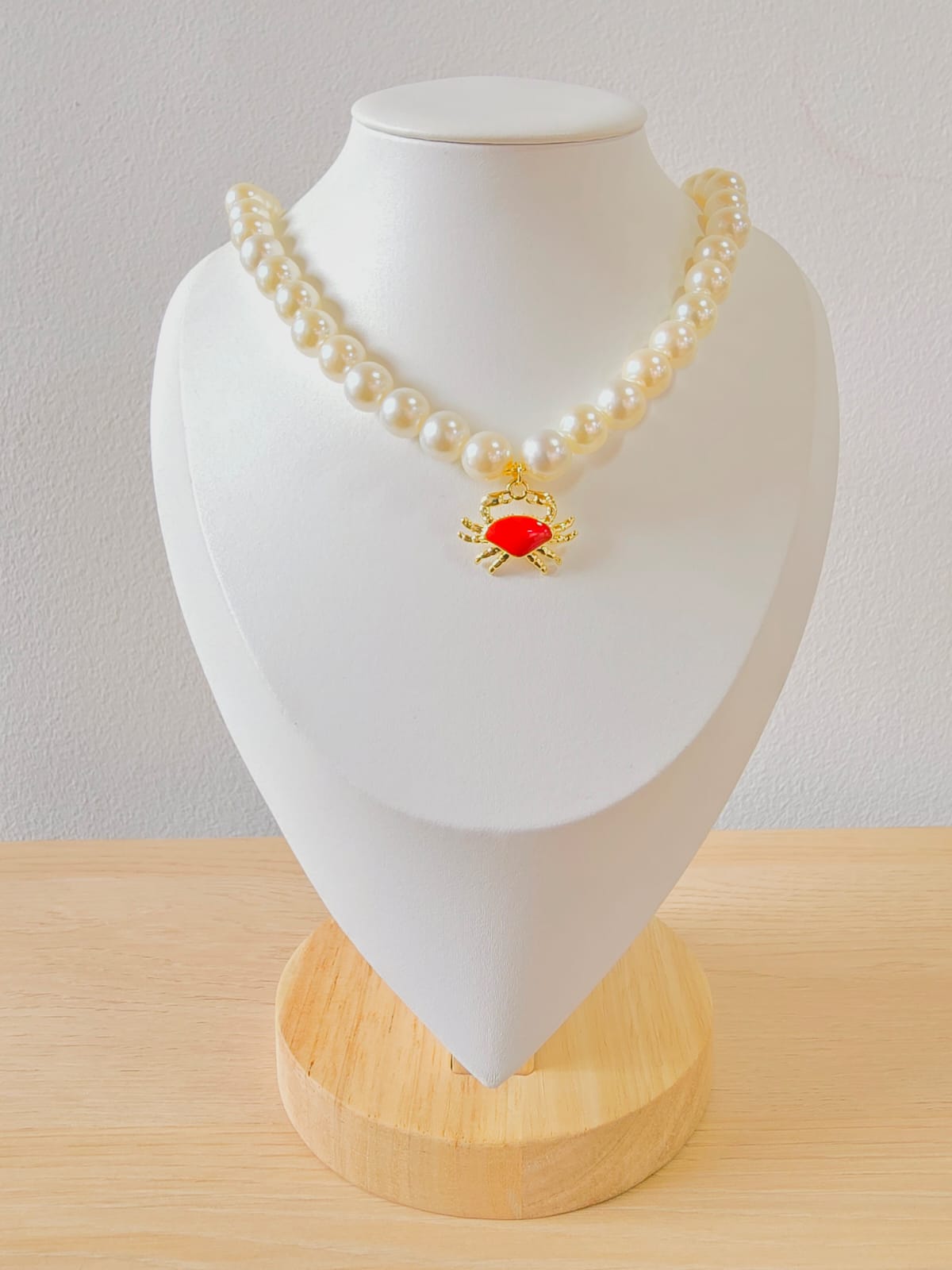 Gargantilla con perlas y dije