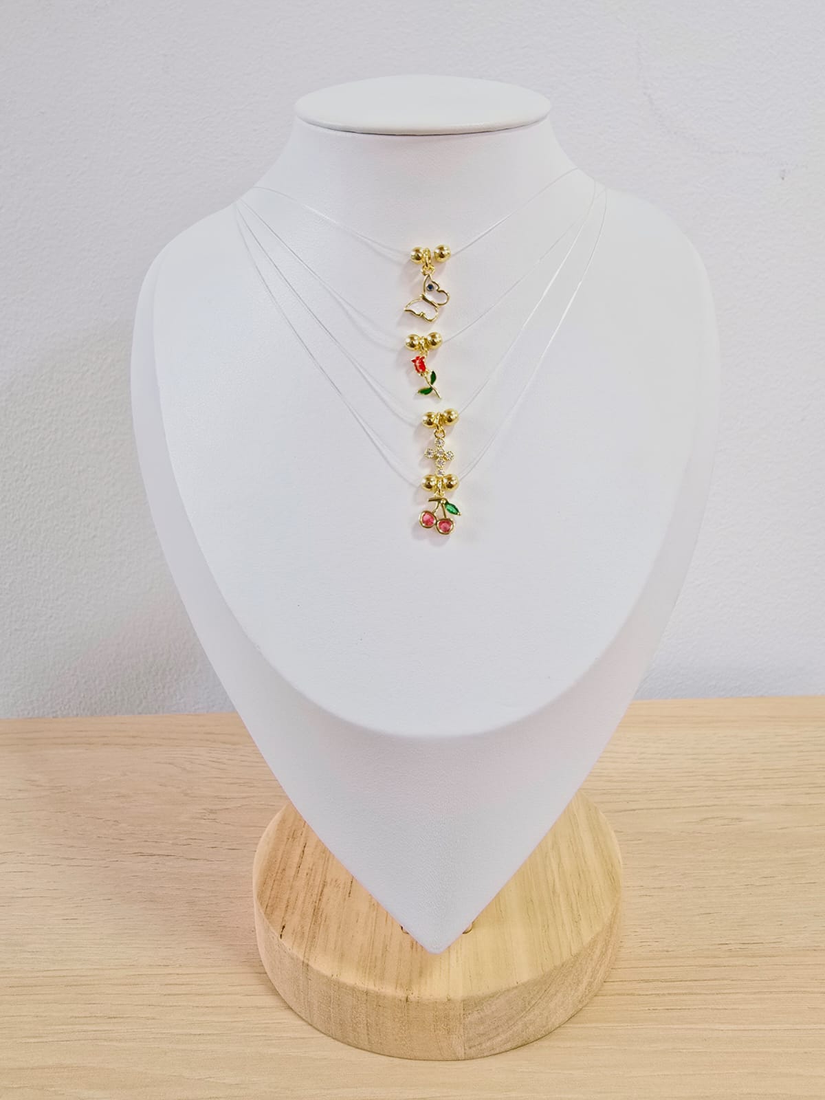 Gargantilla invisible con dije