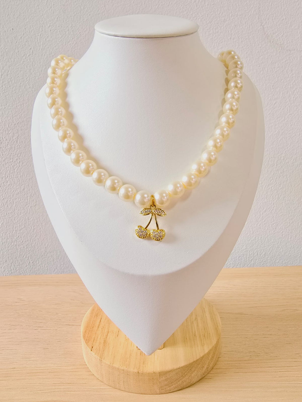 Gargantilla con perlas y dije