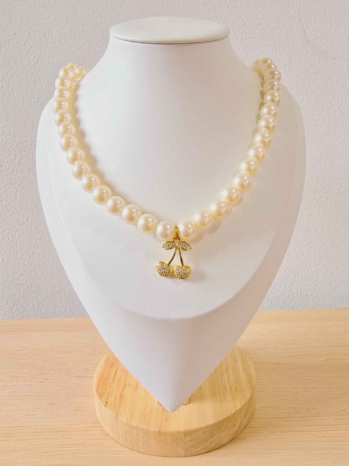 Gargantilla con perlas y dije
