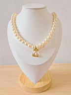 Gargantilla con perlas y dije