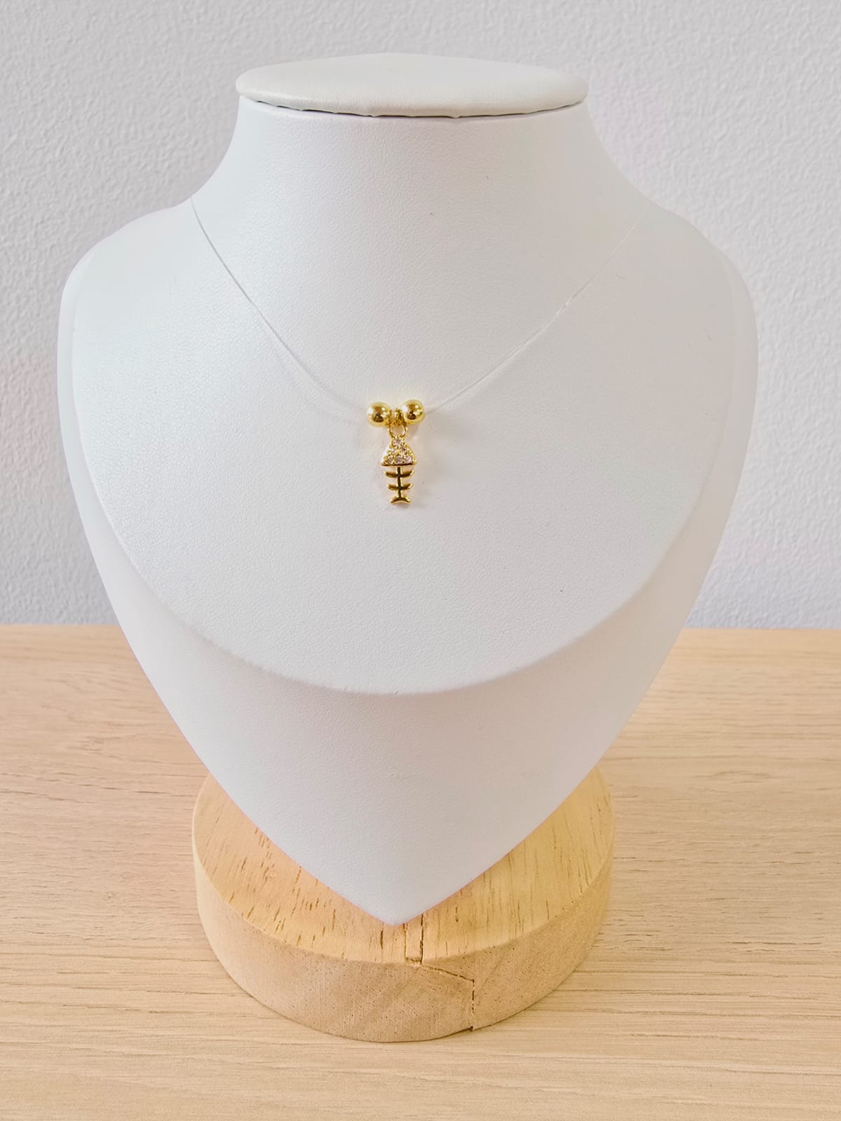 Gargantilla invisible con dije