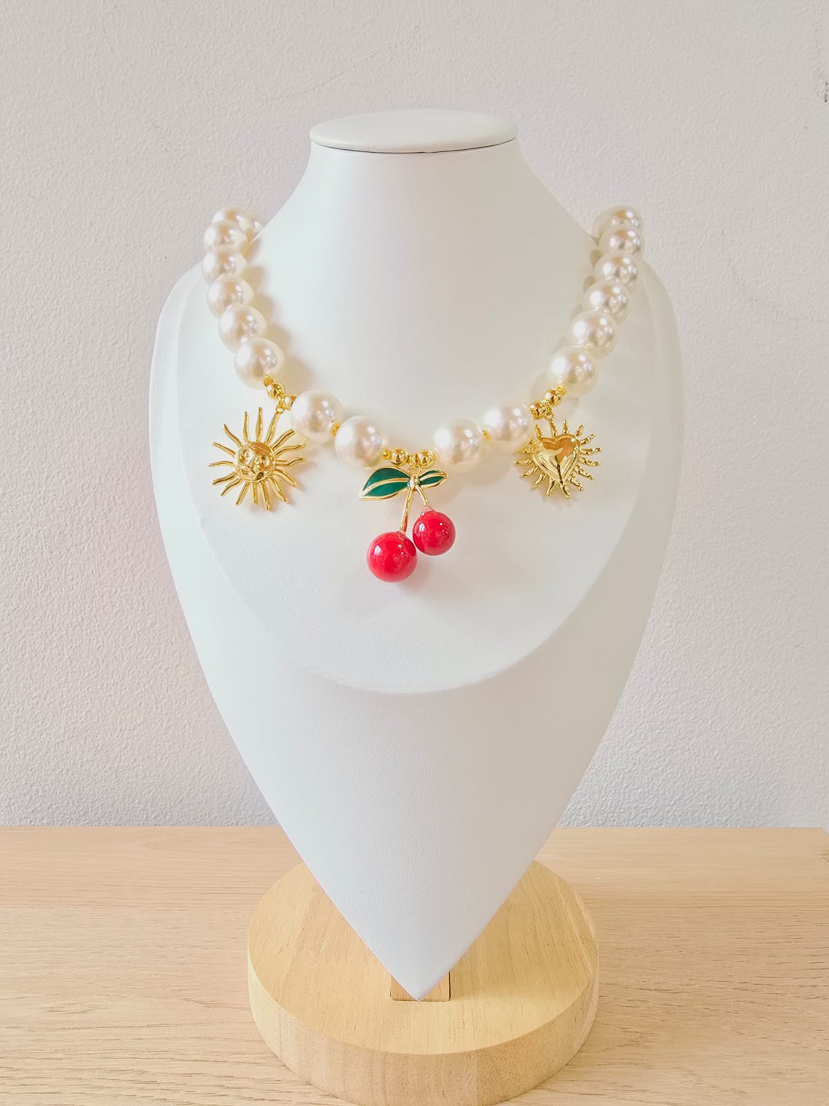 Collar Perlas & Dijes Bold – Lujo con Actitud