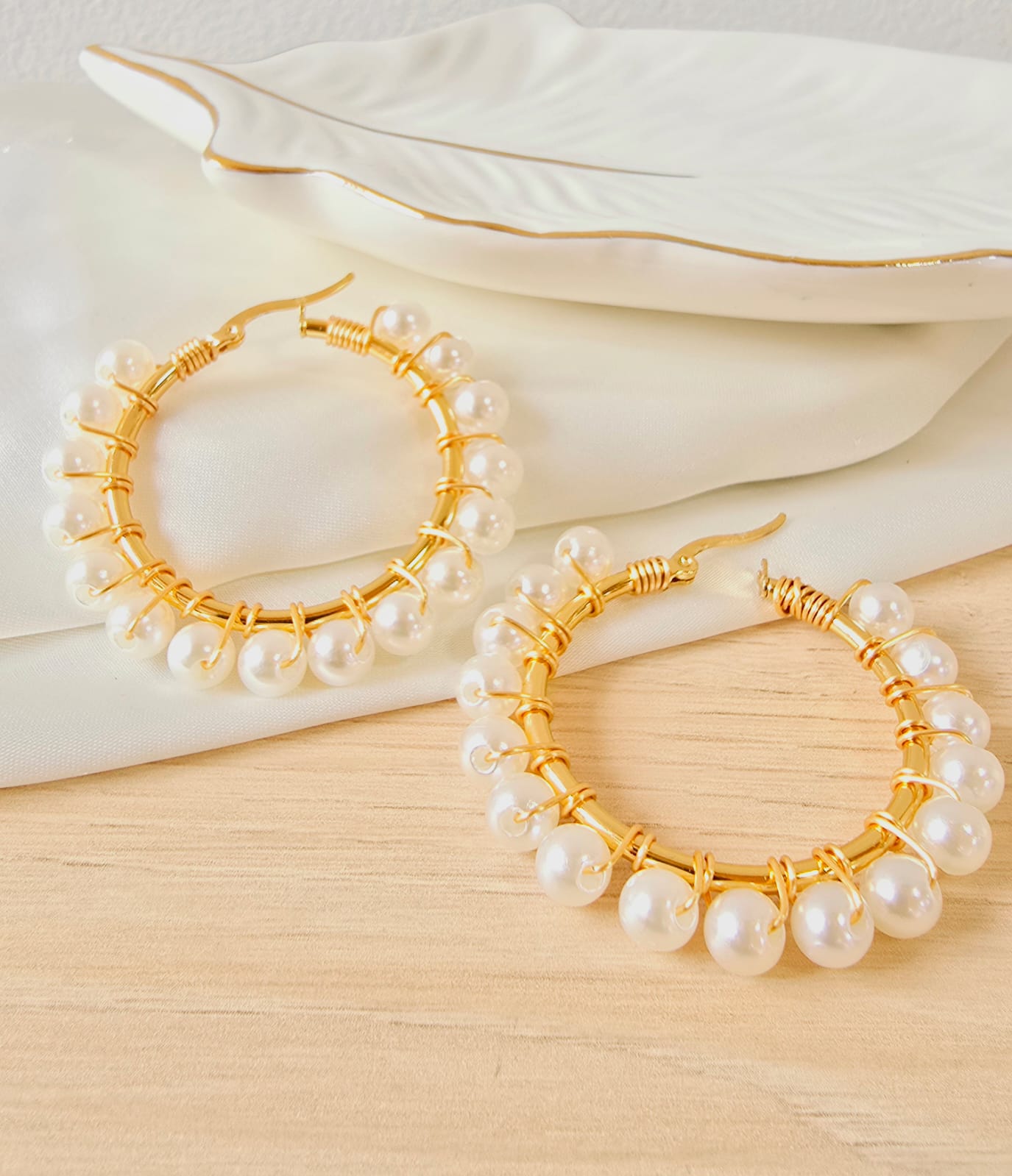 Candongas Tejidas con Perlas – Elegancia Artesanal