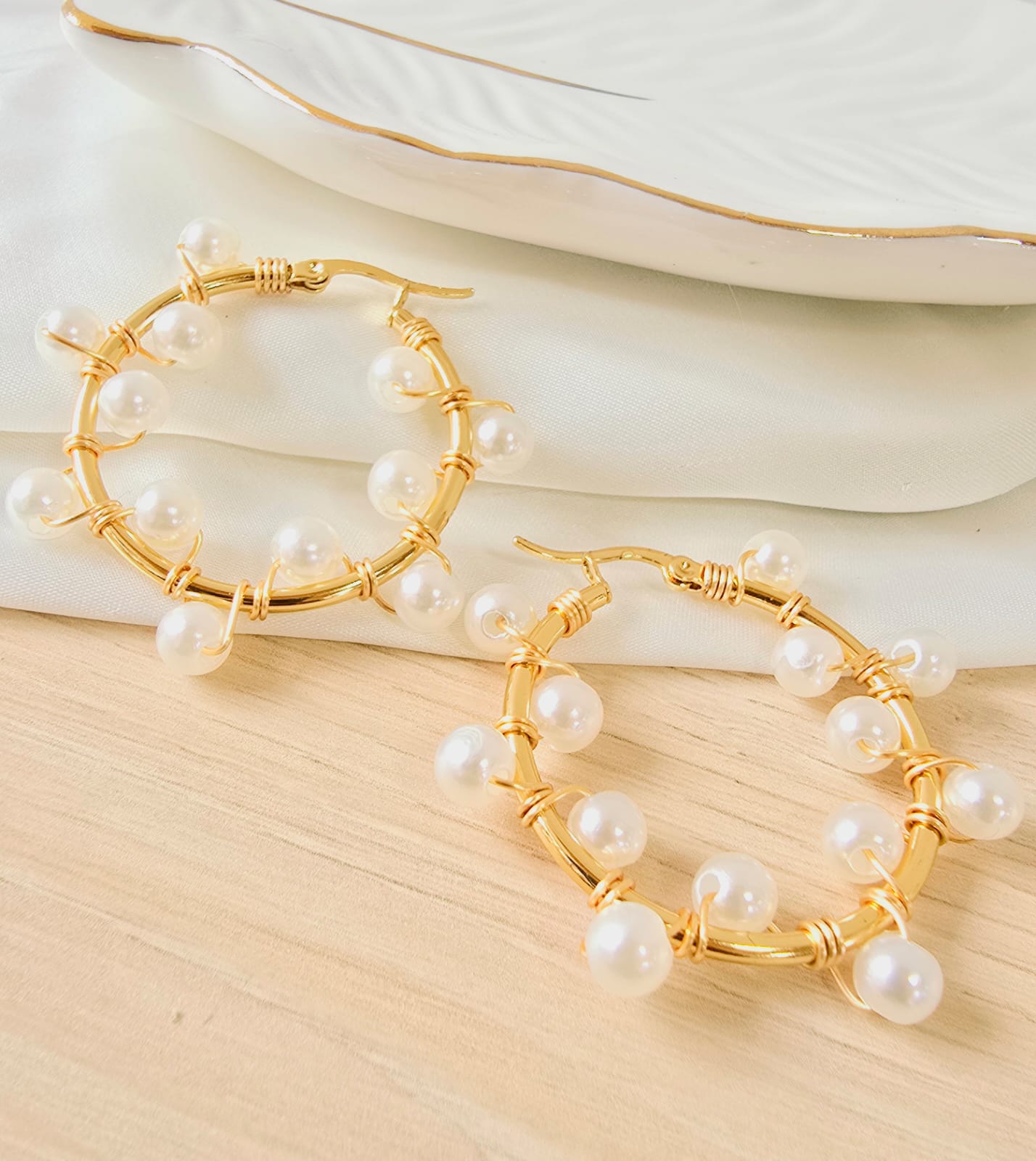 Candongas Tejidas con Perlas – Elegancia Artesanal