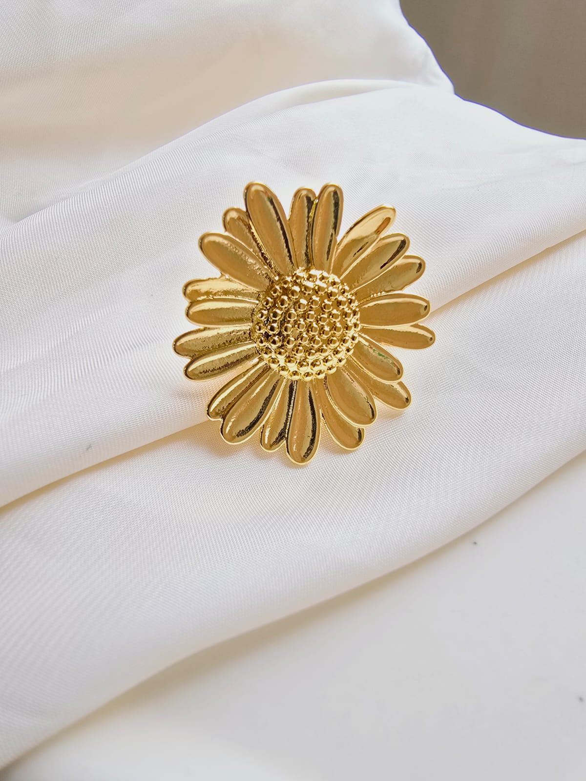 Anillo flor dorada