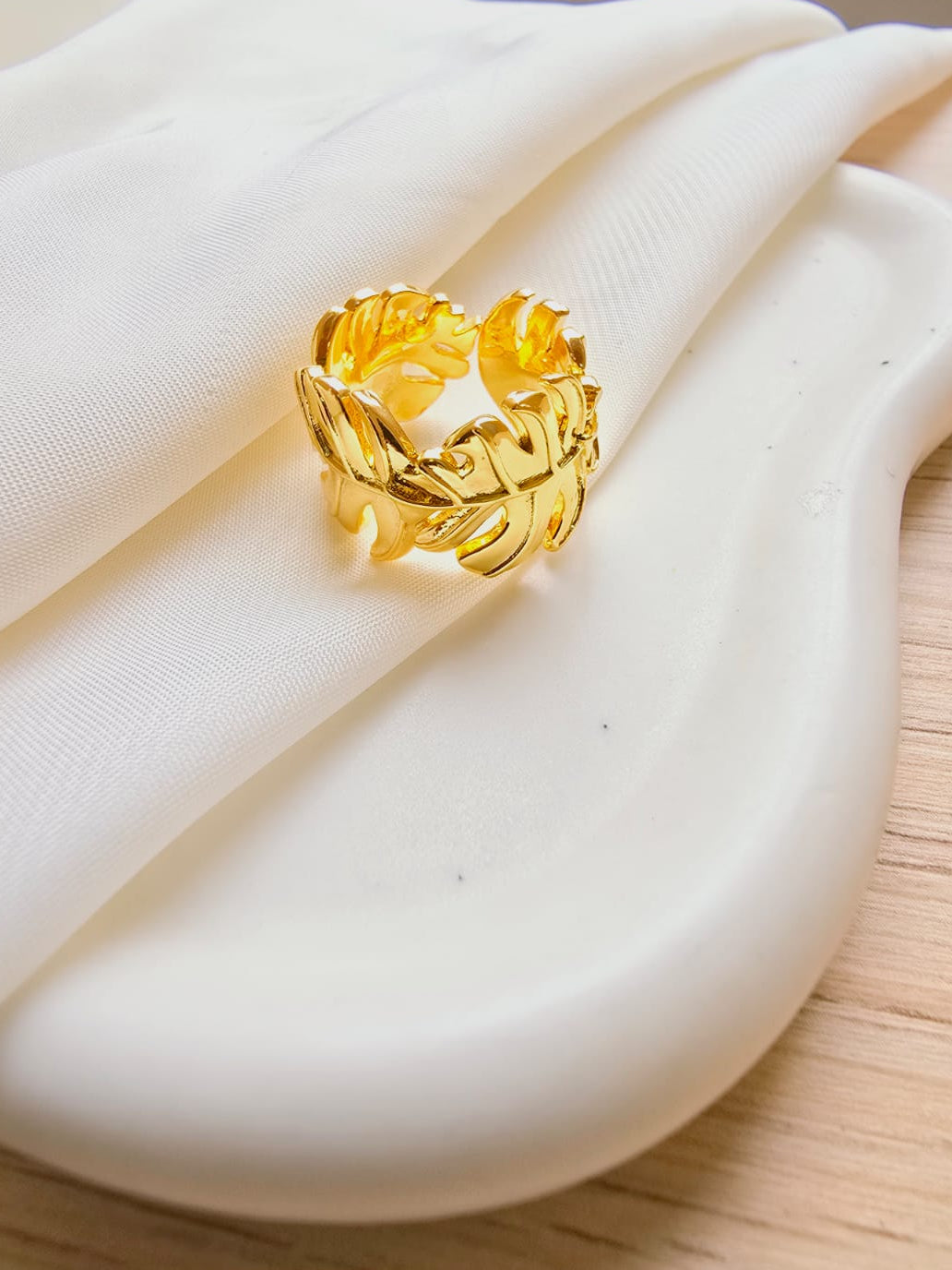 Anillo hojas doradas