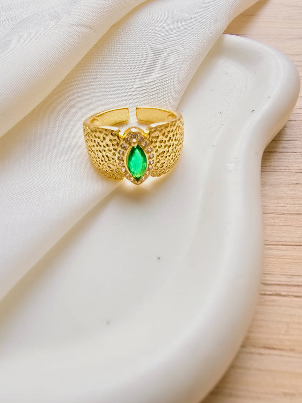 Anillo esmeralda elegante