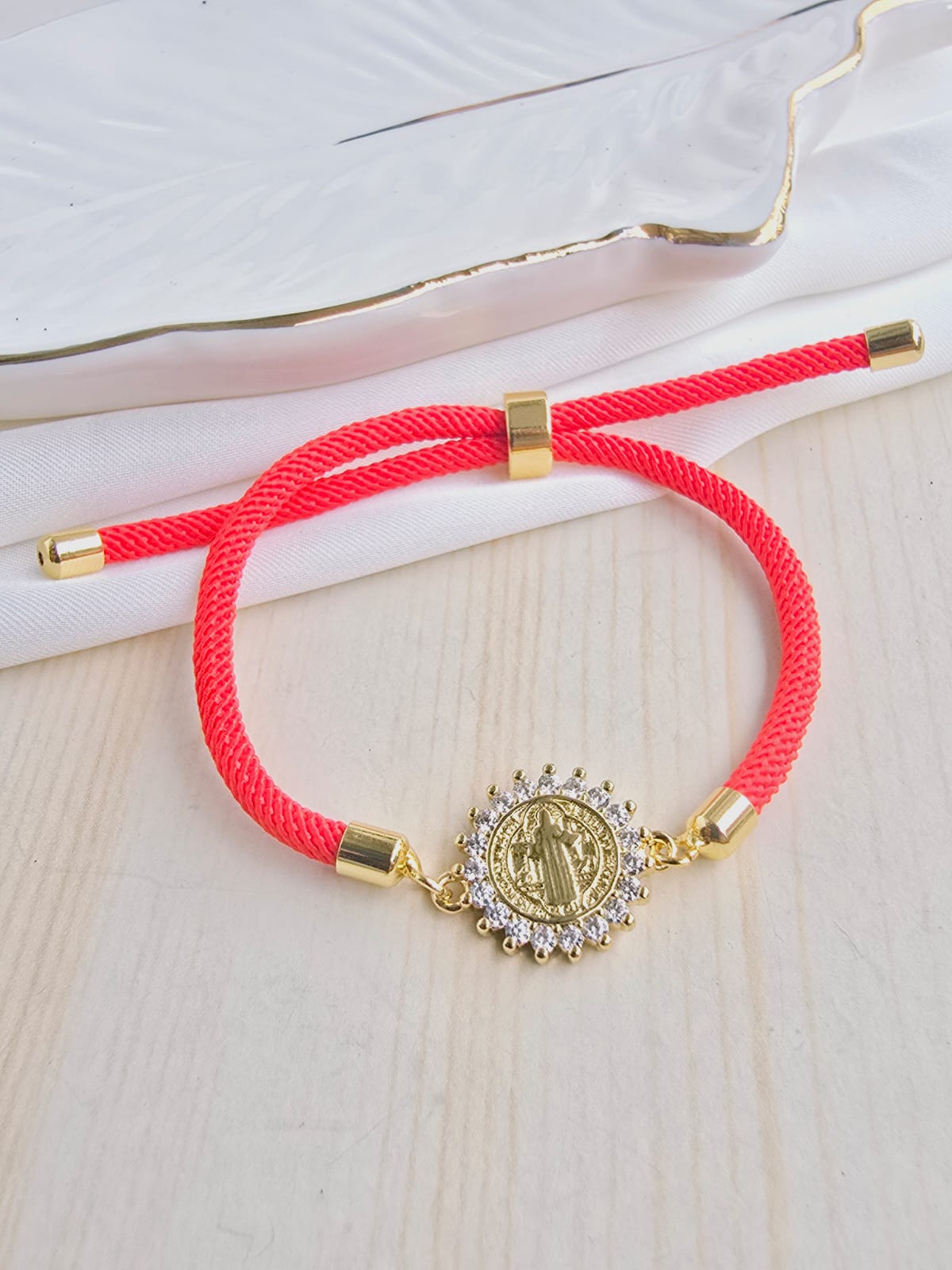 Pulsera cordón con dije en rodio y circones