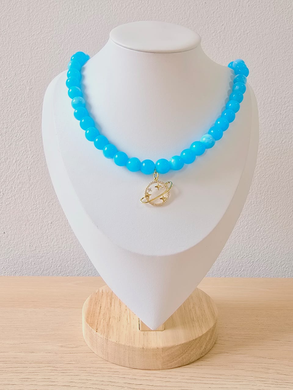 Gargantillas de perlas con dijes