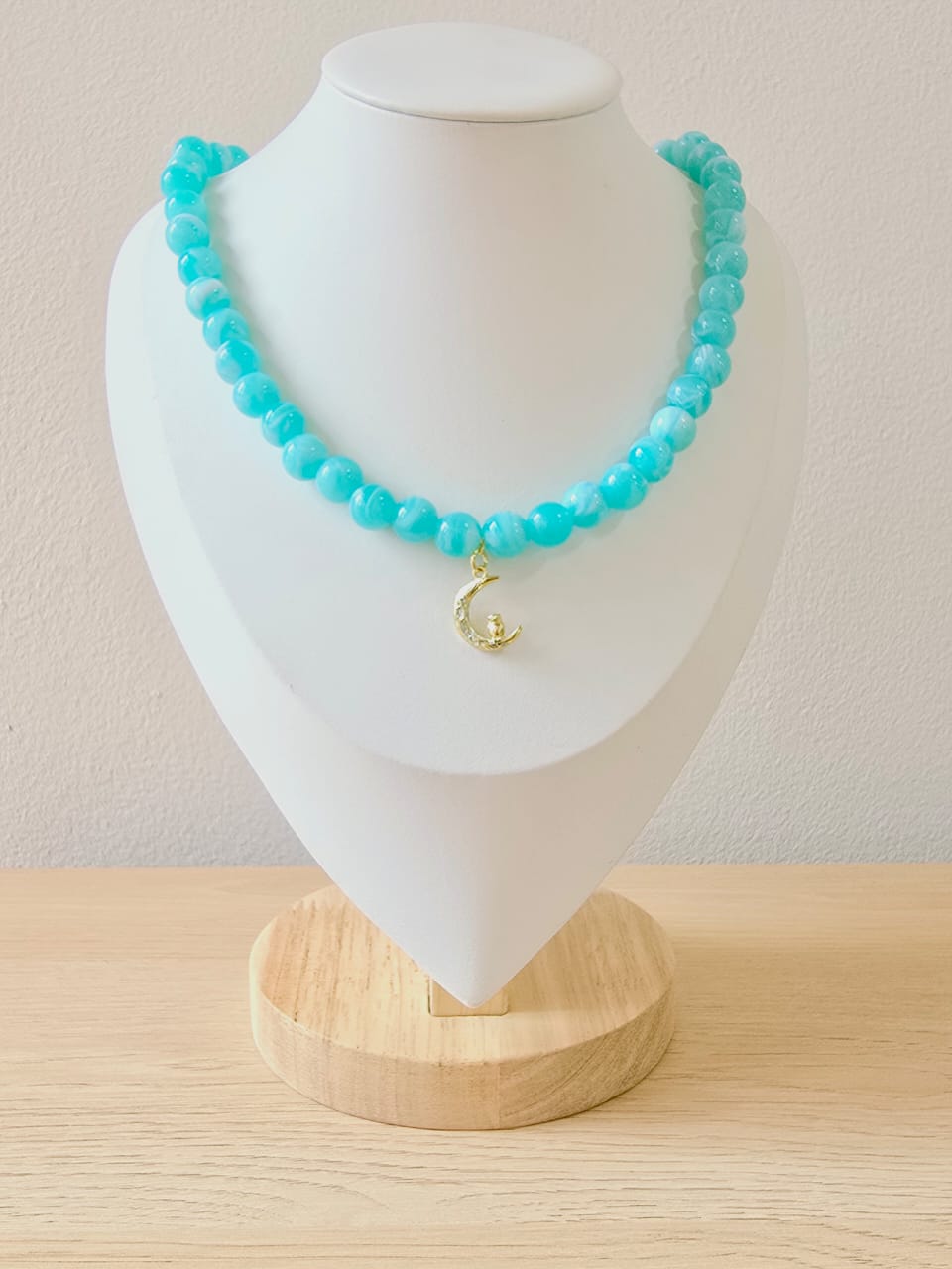 Gargantillas de perlas con dijes