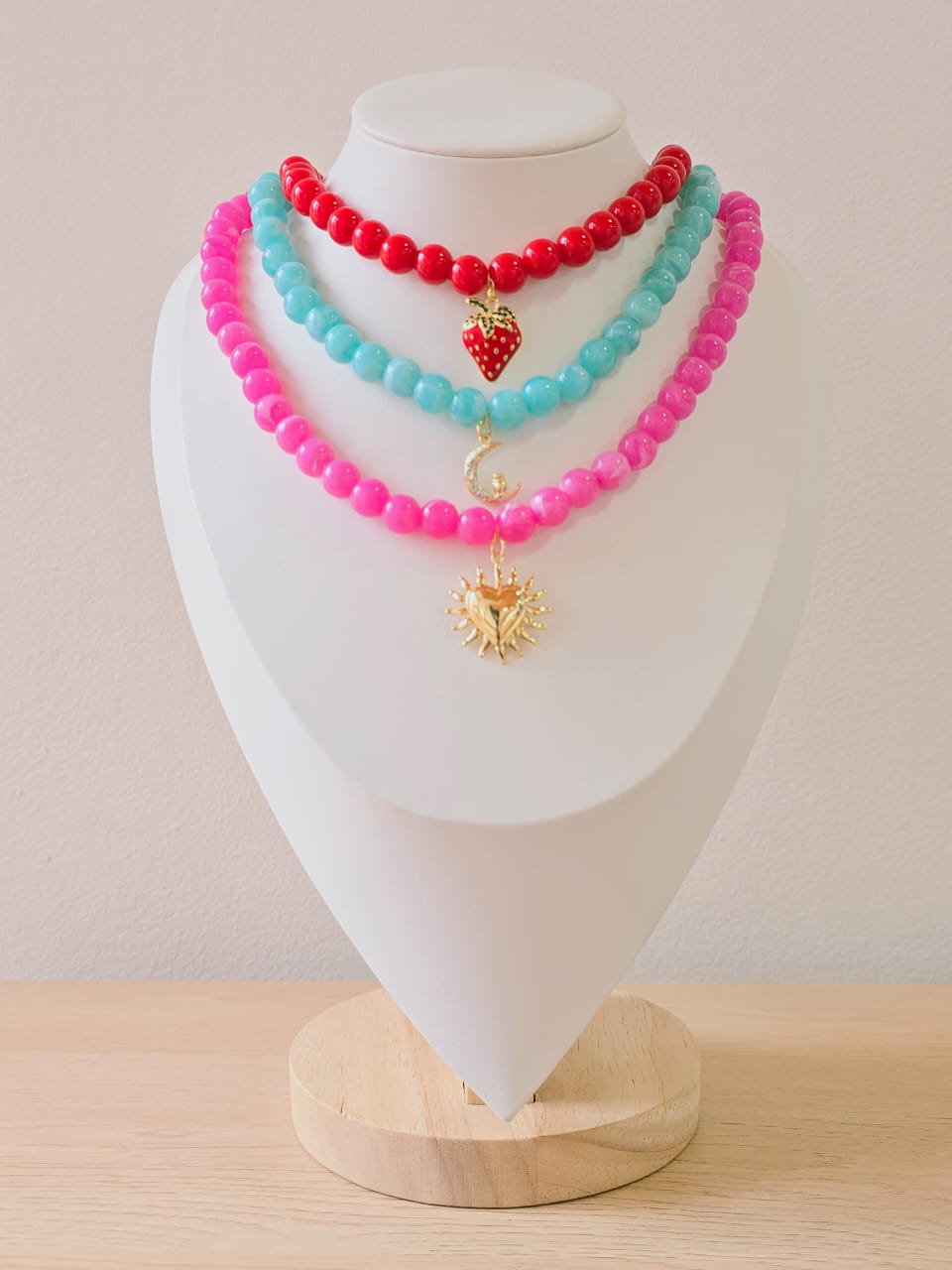 Gargantillas de perlas con dijes