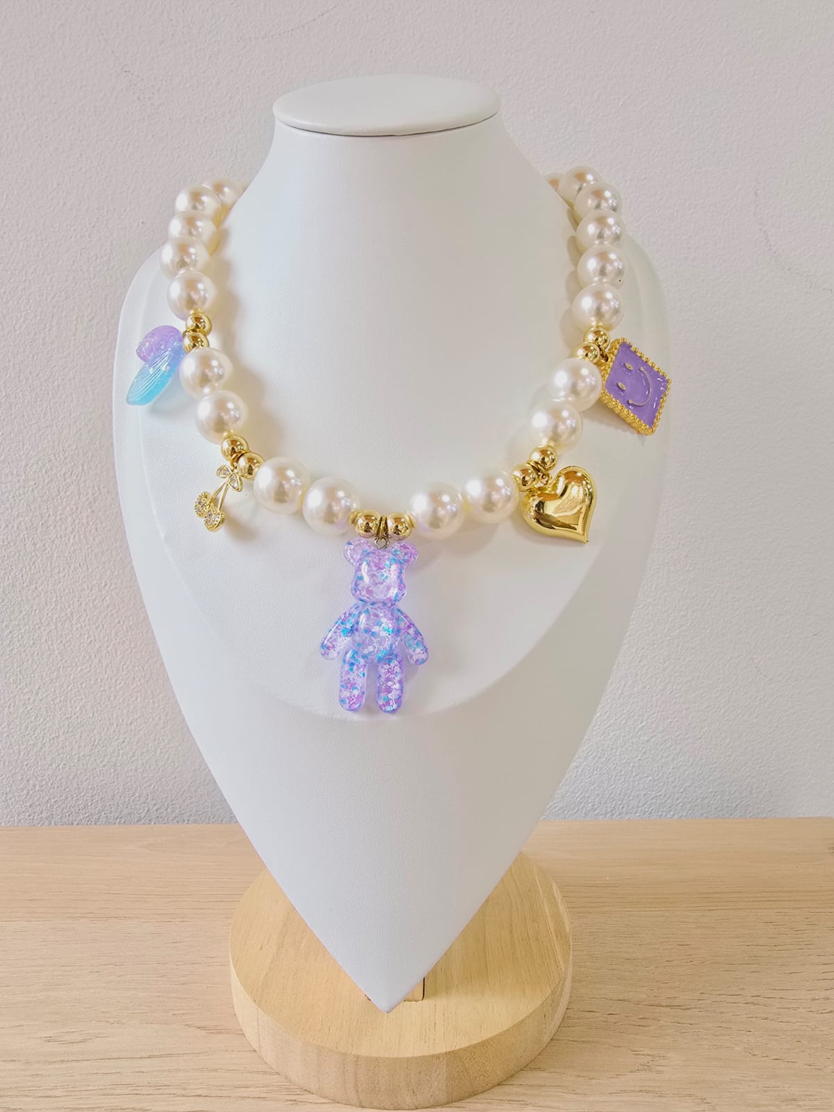 Collar Perlas & Dijes Bold – Lujo con Actitud
