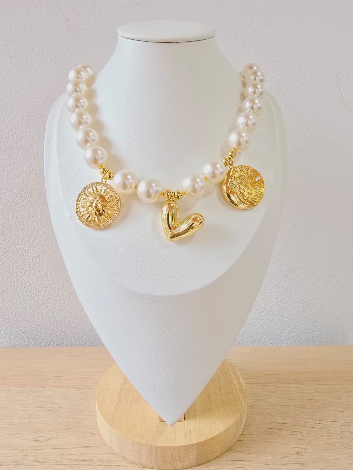 Collar Perlas & Dijes Bold – Lujo con Actitud