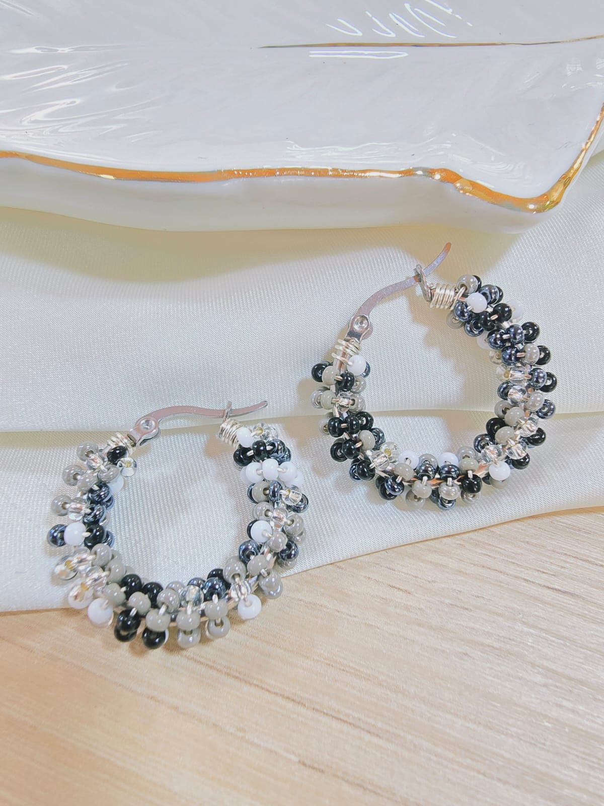 Candongas Tejidas en Mostacillas – Color & Elegancia