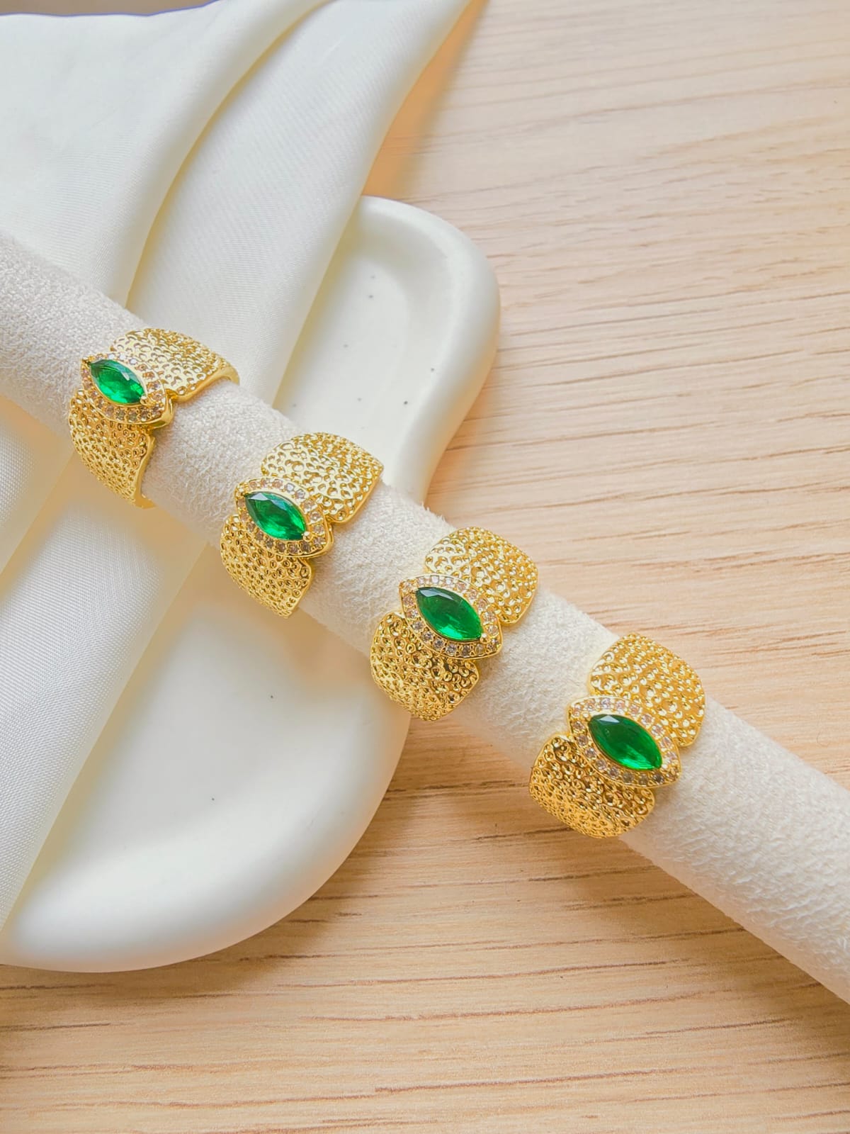 Anillo esmeralda elegante